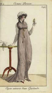 Fasjonabel kvinne ser på en medaljong av French School