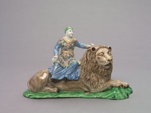 Figur sittende på en løve, ca. 1750 (myk-pasta porselen med emaljedekor) av French School