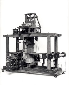 Første helautomatiserte vevstol oppfunnet av Jacques de Vaucanson (1709-82) ca. 1745 av French School