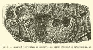 Fragment som representerer et skjold og armer fra samme monument av French School