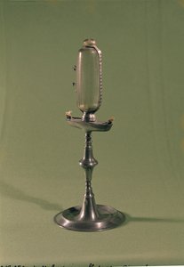 Timelampe, 1677 (tinn og glass) av French School