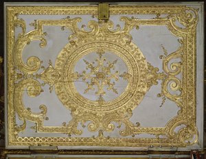 Interiør i et kapell, orgelet (dørbuffet) i stil med Louis XIV (gull, stukkatur og trerelieff)