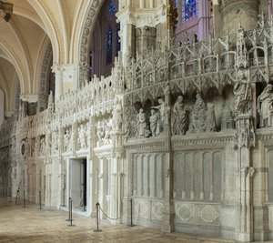Innvendig utsikt over katedralen i chartres med en detalj av koret av French School