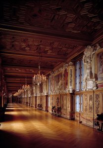 Innvendig visning av galleriet Francois I i Fontainebleau. Treverk og veggmalerier av skolen Fontainebleau av French School