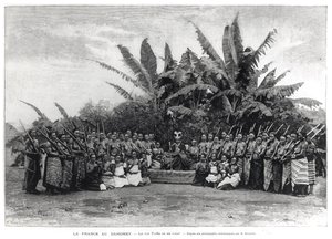 Kong Toffa (f. 1874-1908) og hans hoff, Dahomey, 1892 av French School