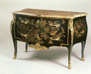 Louis XV Commode på samme måte som Macret, ca. 1765 (tre med ormolu-montert svart, gull og polykrom lakk)