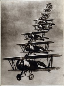 Militärische Luftfahrt: Eine amerikanische Staffel während eines Luftmanövers an der Pazifikküste