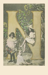 N: En jente som holder en fiolin, en annen som bærer blomster, en barnevakt av French School