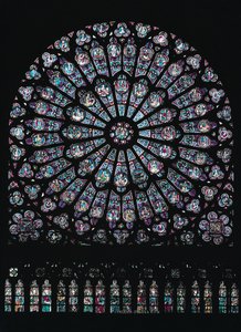Det nordlige tverrarmsrosevinduet viser jomfruen og barnet i sentrum omgitt av gammeltestamentlige tegn, ca. 1250 av French School