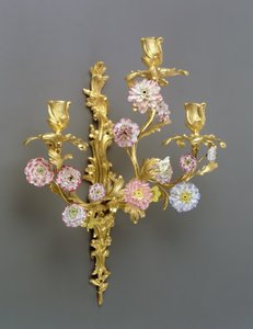 En av et par Louis XV tregrenede vegglamper, c1750 (ormolu og Vincennes porselen)
