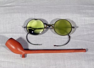 Et par briller og pipe som tilhører Claude Monet (1840-1926) 1800- og 1900-tallet