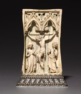 Plaque: The Crucifixion, French or English, c.1345-1365 (ivory, mounted in a silver stand (after 1919)) av French School