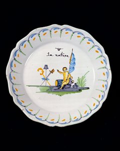 Tallerken dekorert med en genie som sitter på en tromme, og Three Orders of The Nation (keramikk) av French School