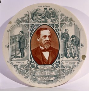 Tallerken med et fotografi av Louis Pasteur (1822-95) av Pierre Petit (1832-1909), og scener fra livet hans (keramikk) av French School
