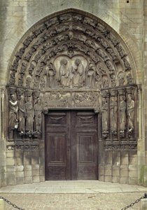 Portal og omkringliggende skulpturer med bibelske figurer og scener inkludert gravleggingen (bilde) av French School