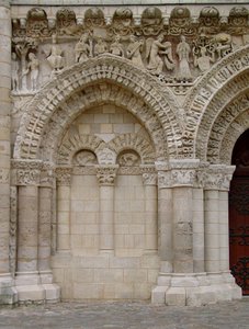 Portal fra Vestfasadene av French School