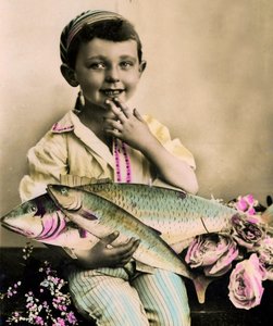 Portrett av en gutt som holder en fisk ca. 1898 av French School