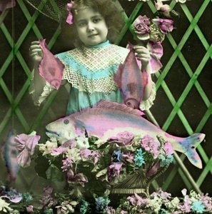 Portrett av en jente som holder fisk ca. 1898 (håndfarget bilde) av French School