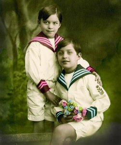 Portrett av to gutter ca. 1898 (håndfarget bilde) av French School