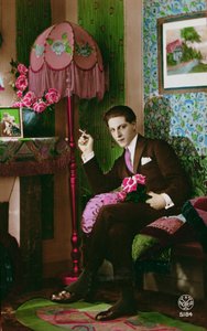 Postkort som viser en elegant ung mann, ca. 1930 (farget bilde) av French School