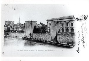 Postkort som viser lektere på Loire ved Saumur, Frankrike, før 1914 (s/hv-bilde) av French School