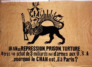 Plakat som sannsynligvis viser til operasjon Ajax, rettet mot Irans Shah Mohammad Reza Chah Pahlavi (1919-1980) for å fjerne statsminister Mohammad Mossadegh fra makten ved hjelp av Storbritannia og USA (CIA). Gjennom sitt hemmelige politi, han av French School