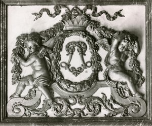 Putti flankerer den innledende L på døren til Salon des Gardes de la Reine (stuccoarbeid) av French School