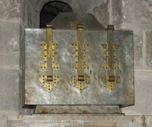 Relikvieskrin som inneholder relikviene til St. Benoit, plassert i krypten i 1108 (metall) av French School