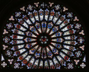Rosevindu som viser Kristus omgitt av de tolv apostlene og evangelistsymbolene av French School