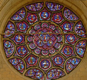 Rosevindu som viser Jomfru Maria omgitt av de tolv apostlene og de tjuefire eldste av apokalypsen (farget glass) av French School