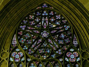 Rosevindu med glass fra det nittende århundre etter middelaldersk design av French School