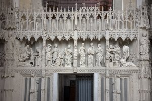 Scener av koret til katedralen i Chartres av French School