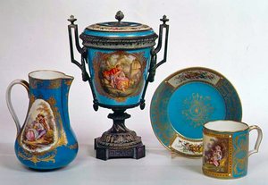 Sevres blå celeste kanne, krus, urne og tallerken, alt tidlig på 1700-tallet (porselen)