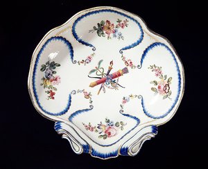 Sevres tallerken dekorert med bue og piler, 1762 (fajanse) av French School