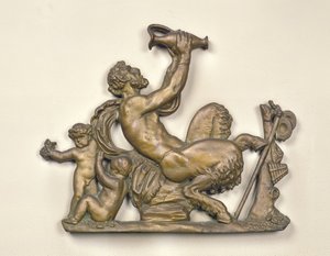 Skilt fra en vinhandler som viser en faun som drikker (ved)