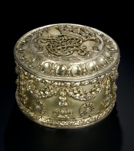 Sølvforgylt sirkulær boks med deksel fra toaletttjenesten Lennoxlove, eid av Frances Teresa Stewart, hertuginne av Richmond og Lennox: French, Paris, analysert mellom april og september 1672 av French School