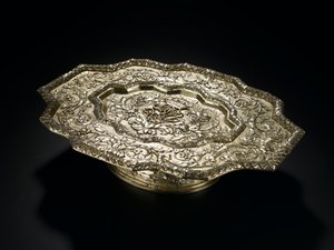 Sølvforgylt salver med formet kontur, fra toaletttjenesten Lennoxlove, eid av Frances Teresa Stewart, hertuginne av Richmond og Lennox: French, Paris, 1666 - 1667 av French School