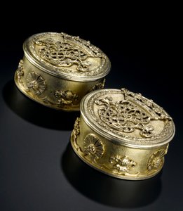 Sølvforgylt liten sirkulær boks med deksel fra toaletttjenesten Lennoxlove, eid av Frances Teresa Stewart, hertuginne av Richmond og Lennox: French, Paris, analysert mellom september 1672 og oktober 1674 av French School