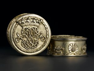 Sølvforgylt liten sirkulær boks med deksel fra toaletttjenesten Lennoxlove, eid av Frances Teresa Stewart, hertuginne av Richmond og Lennox: French, Paris, analysert mellom september 1672 og oktober 1674 av French School