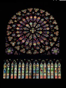 Sør transept rosevindu som viser Kristus i sentrum omgitt av helgener og de tolv apostlene av French School