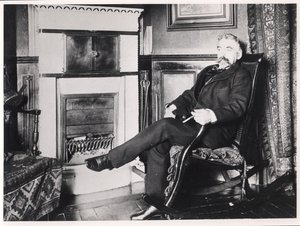 Stephane Mallarme (1842-98) sittende ved peisen hjemme hos ham på Rue de Rome, Paris av French School