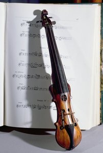 Strykeinstrument av en dansemester, 1800-tallet (tre)