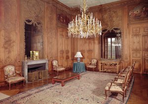 The Great Lounge med treverk tilskrevet Verbeck og Louis XV tidstypiske møbler signert av D. Delant og F. Folliot, 1730-36 av French School