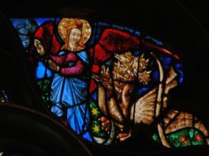 Vestrosevinduet som viser en scene fra Åpenbaringsboken: dragen forfølger mannens mor; men hun har vinger som hun kan fly ut i ødemarken med (12:13 14). av French School