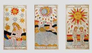 Tre tarotkort som viser Stjernen, Månen og Solen (farget tregravering) av French School