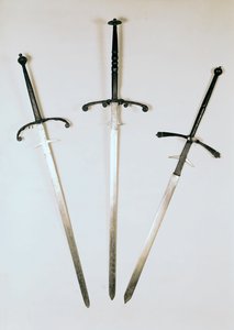 Tre tohåndssverd, 1570 (metall) av French School