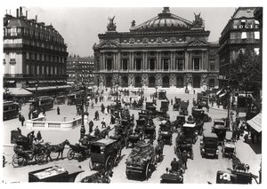 Trafikk foran Paris operahus, 1890-99 av French School