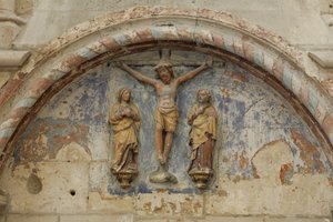 Tympanum med korsfestelsesscene av French School