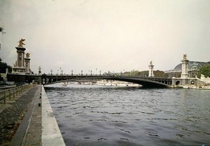 Utsikt over Pont Alexandre III, bygget av ingeniørene Louis-Jean Resal (1854-1920) og Amedee Alby (1862-1942) for verdensutstillingen i 1900, 1897-1900 av French School