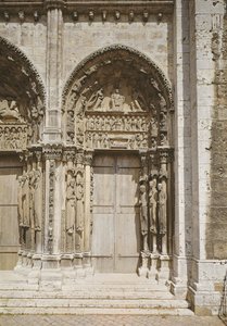 Utsikt over sørdøren til den kongelige portal, ca. 1145-50